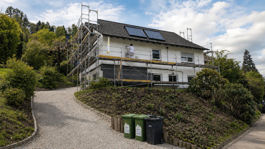 Einfamilienhaus aus den 1960er Jahren während der energetischen Altbausanierung im Freiburger Umland nach Vorgaben eines individuellen Sanierungsfahrplans (iSFP)).
