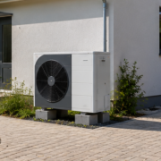 Modernisiertes Einfamilienhaus mit Luft-Wasser-Wärmepumpe und PV-Anlage als Beispiel für einen Heizungstausch in Freiburg und Umgebung